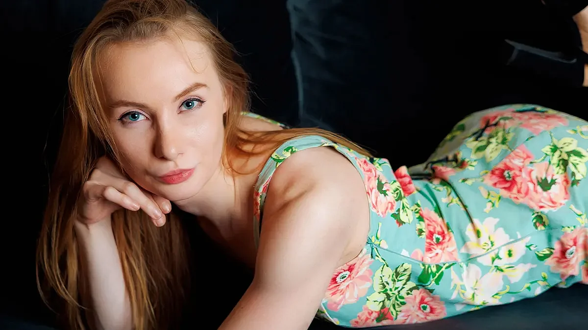 Milf Vi Ezra Intimate Nude Study with Velvet Allure